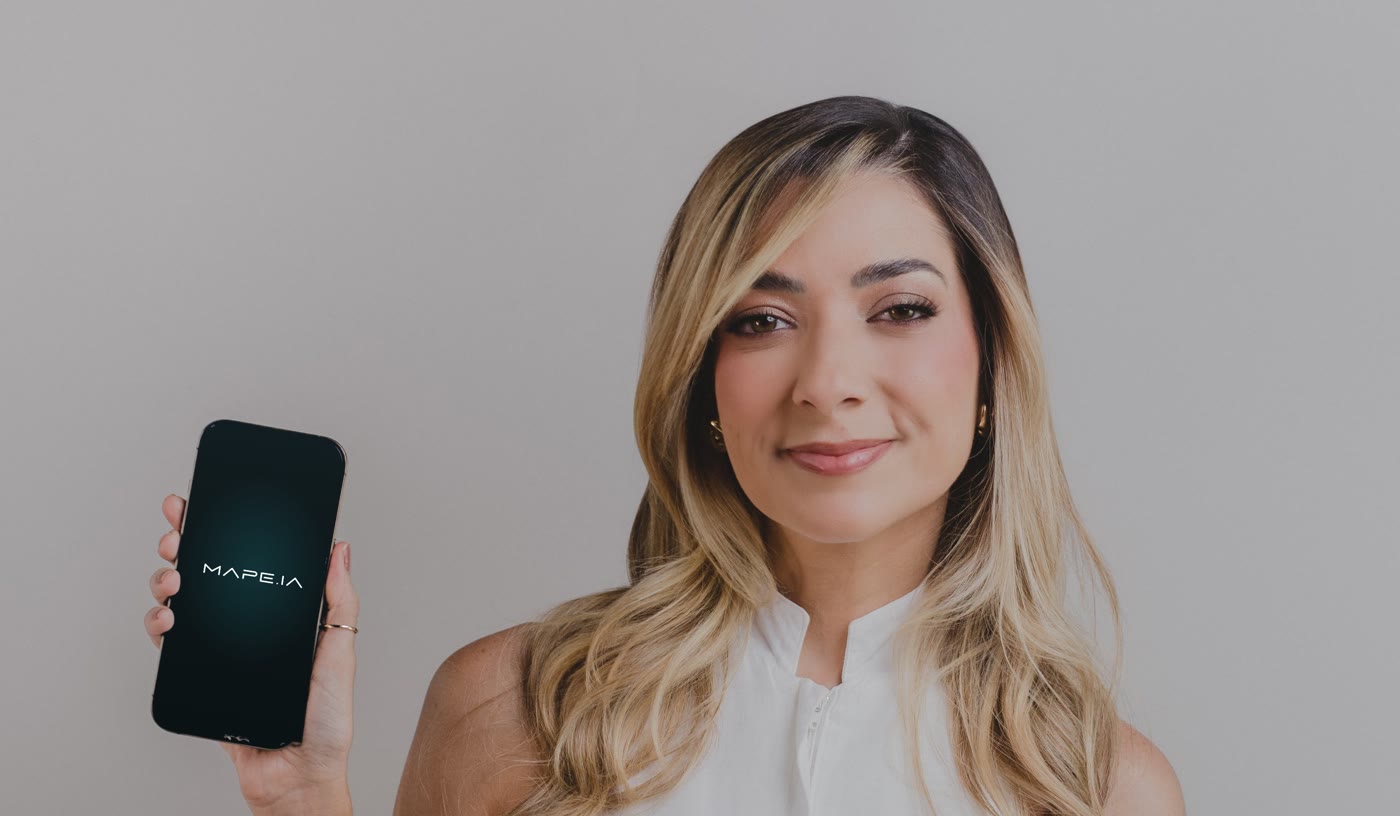 Dra. Amanda Rocha, cardiologista, segurando um celular com a marca MAPE.IA